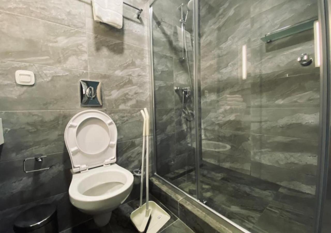 Apartment Ye,s *